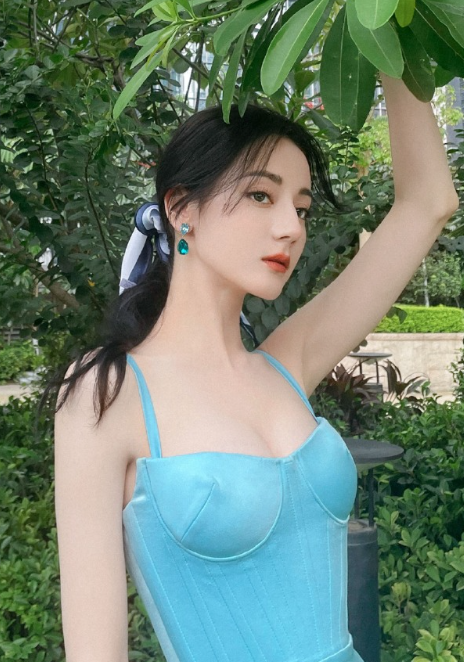 迪丽热巴蓝色吊带裙造型写真
