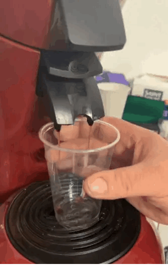 杯子都被融化了，奇怪的是，里面的液体也跟着消失了吗？