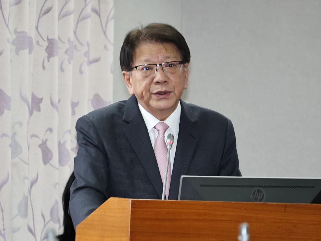 潘孟安推开记者“是重大耻辱事件”吴子嘉3字开呛了潘孟安19日出席活动被问及毒油