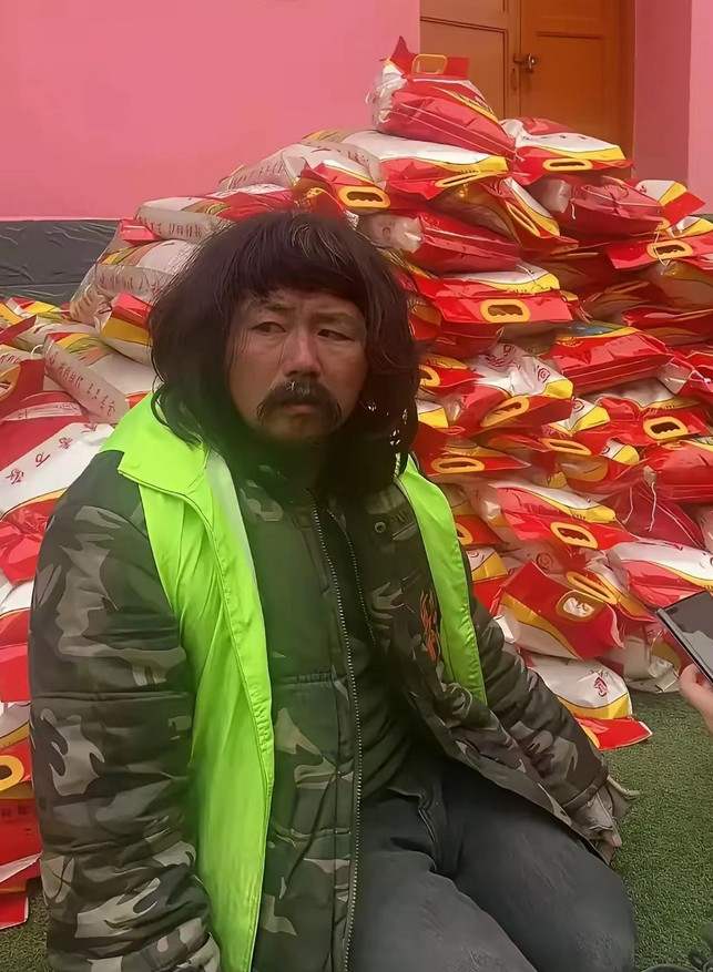 我问了做慈善的朋友，胡雷这样的人为什么没评上感动中国。​朋友叹了口气：他跪着走