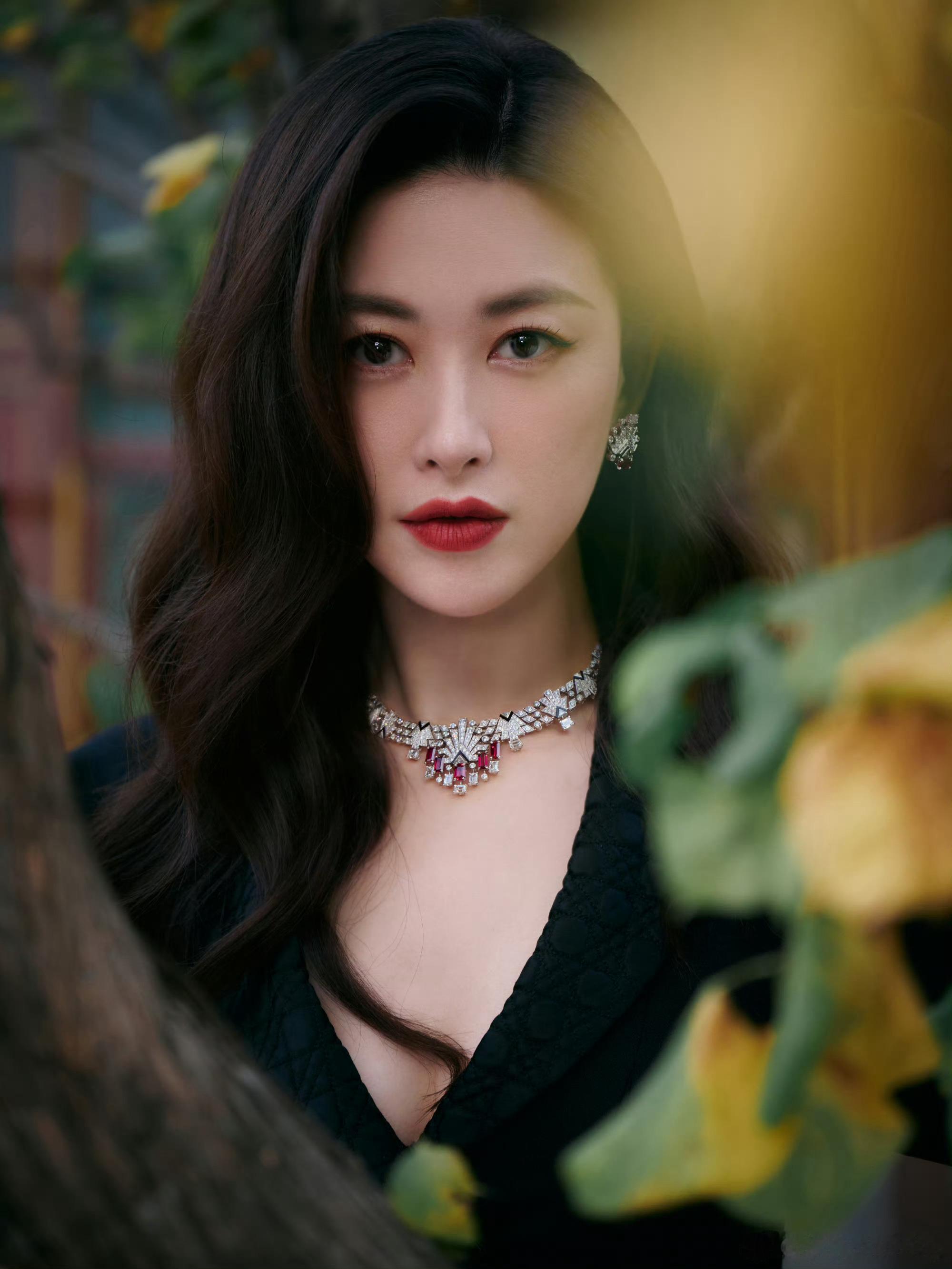 京圈公主朱珠在41岁时多次以素颜或近距离生图示人，头顶清晰可见的白发与自然皱纹，