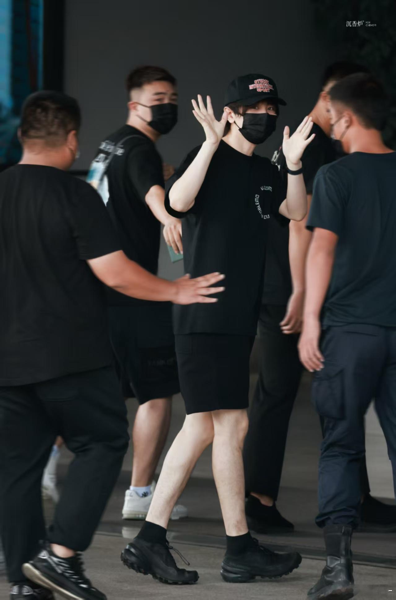 成毅头发长了成毅长沙机场成毅的头发好长了​​​