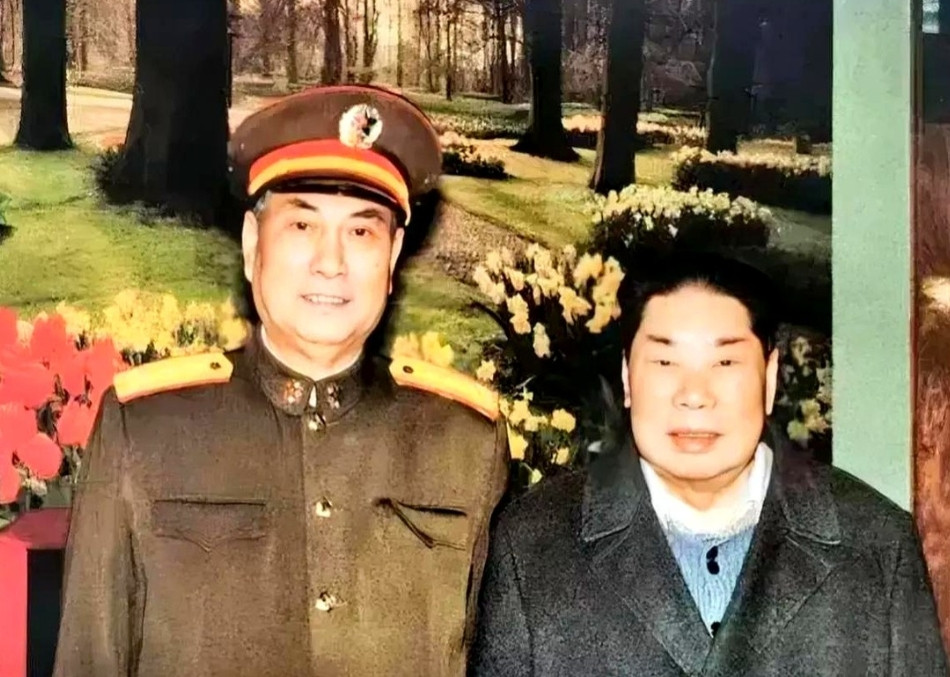 80年代，张万年看望老首长杨得志上将，亲切交谈，嘘寒问暖，笑容满面，举止温柔，笑