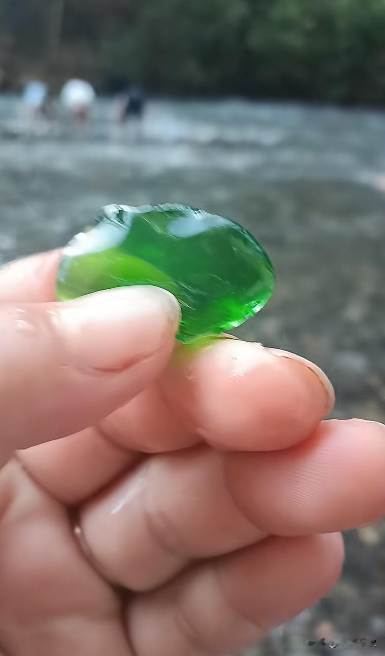 河里捡的，是不是要发财了，祖母绿丫😯
