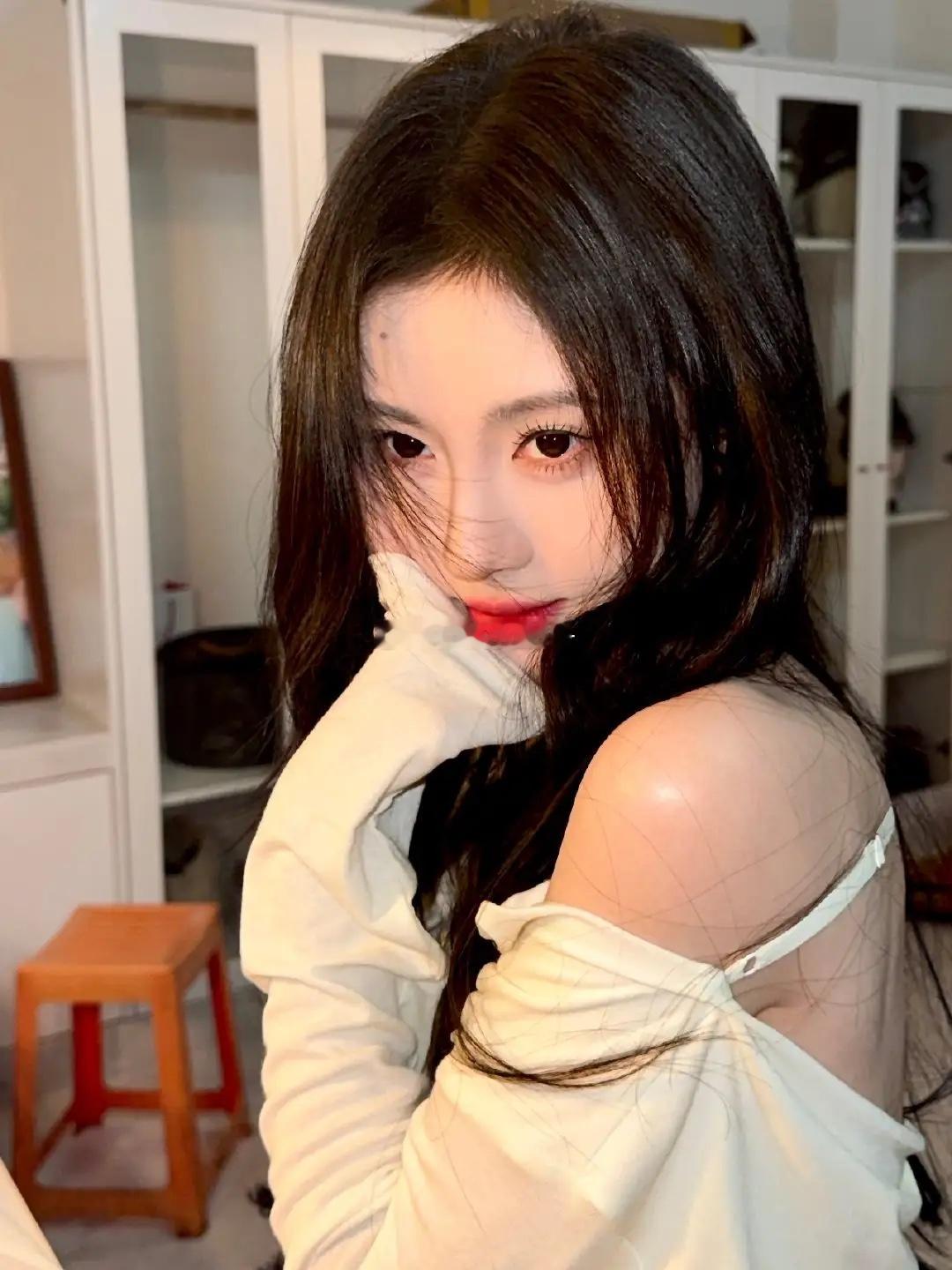 盘了一下95花一番实绩排行，鞠婧祎处境太尬了。赵露思凭《许我耀眼》《偷偷藏不住