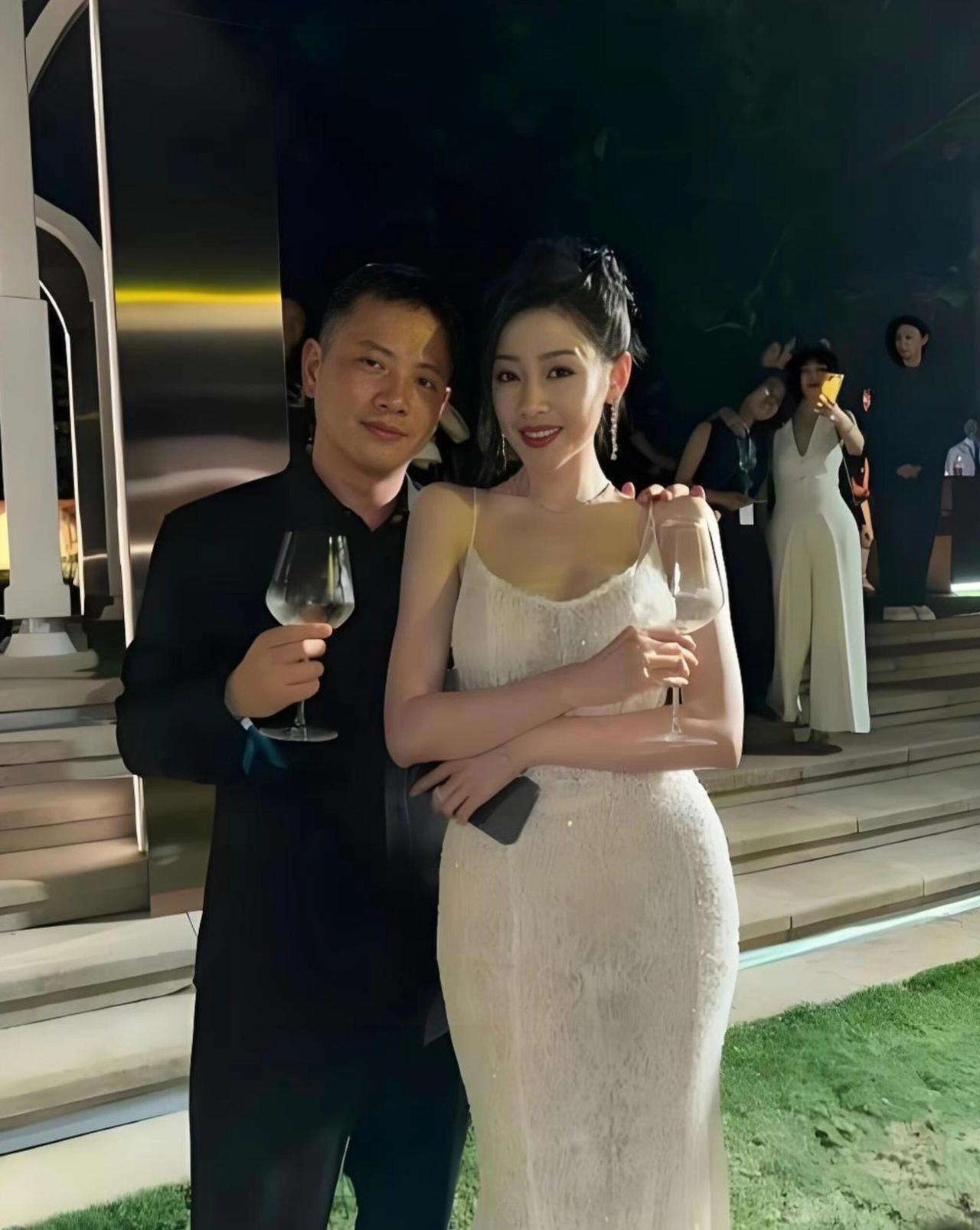 能进到这圈子的人，都是人中龙凤吧。她难怪那么红哈，[呲牙笑][呲牙笑]。