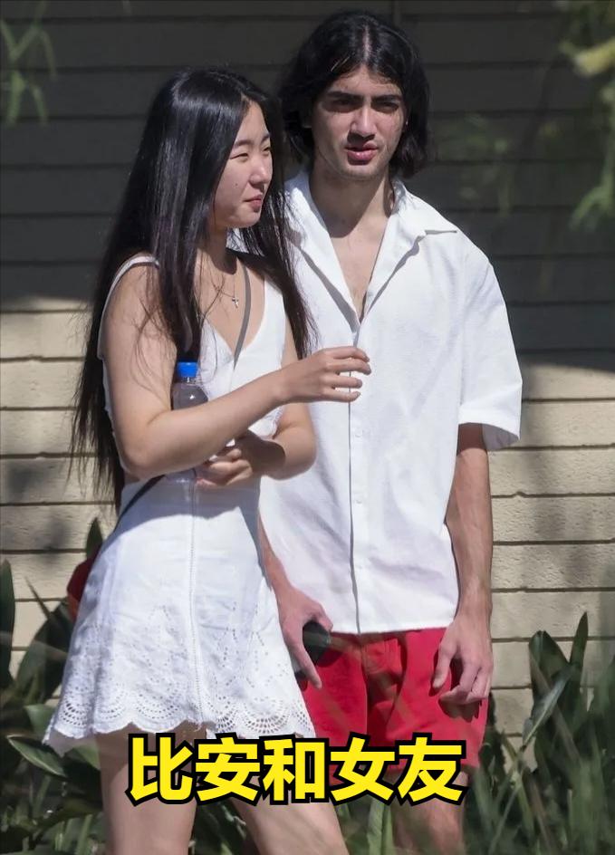 迈克尔·杰克逊的小儿子和他的女友罕见公开露面！姐弟三人如今都活成这样……大家还