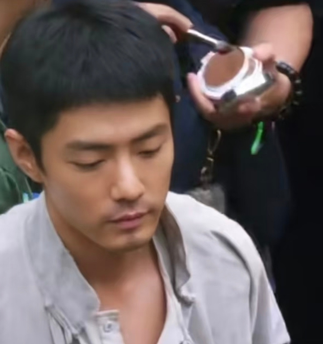 肖战妆造最浓的一次肖战的全妆vs全素颜，全妆很敬业，素颜赢麻了肖战得闲谨制