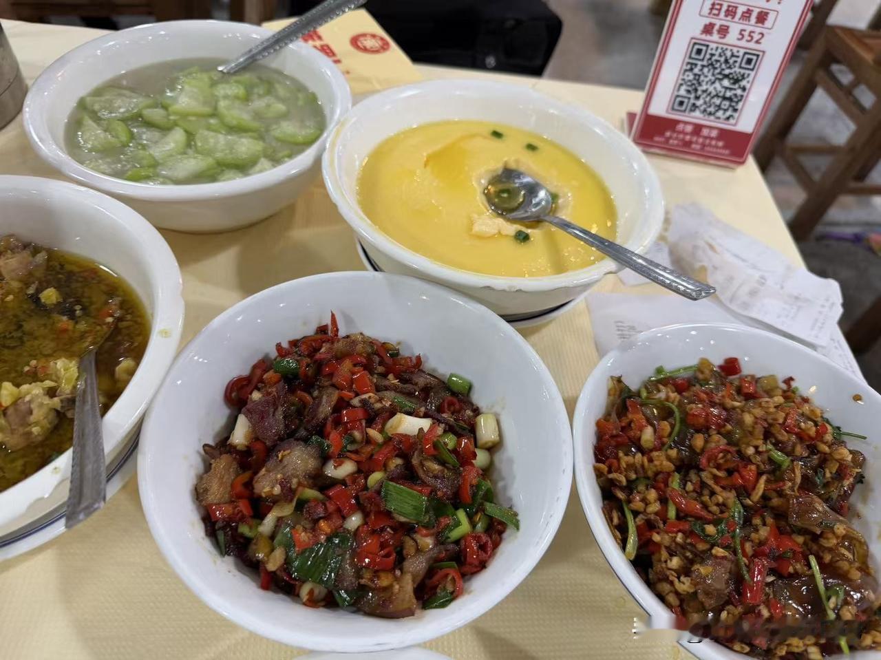 儿子昨晚跟我说，他以后有短假，就来长沙吃美食，用港币对比来长沙消费，简直太嗨了。
