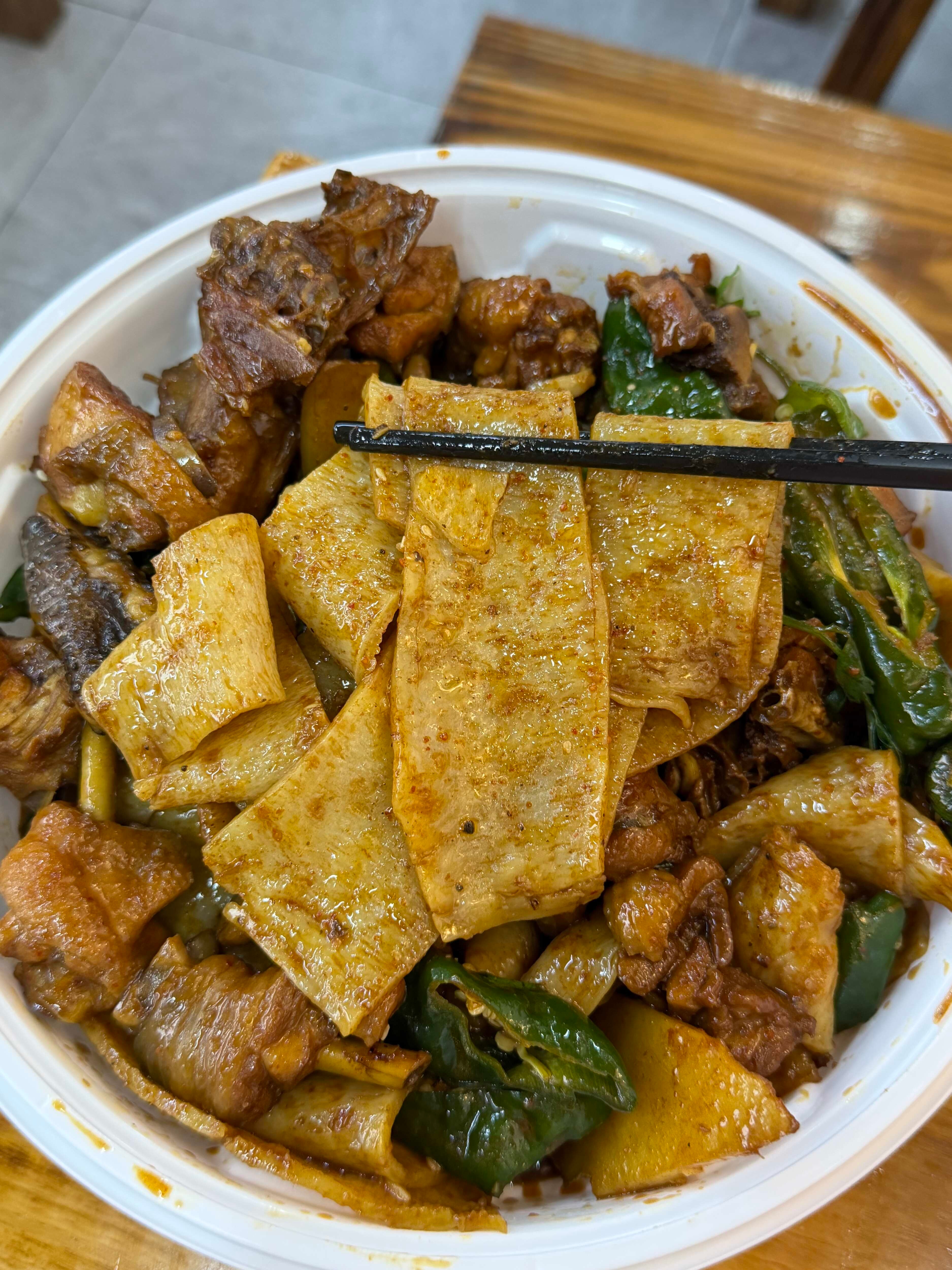 冒雨也要来吃的炒鸡店！！早就听说这家炒鸡好吃！名不虚传里面还有擀面皮 擀面皮软嫩
