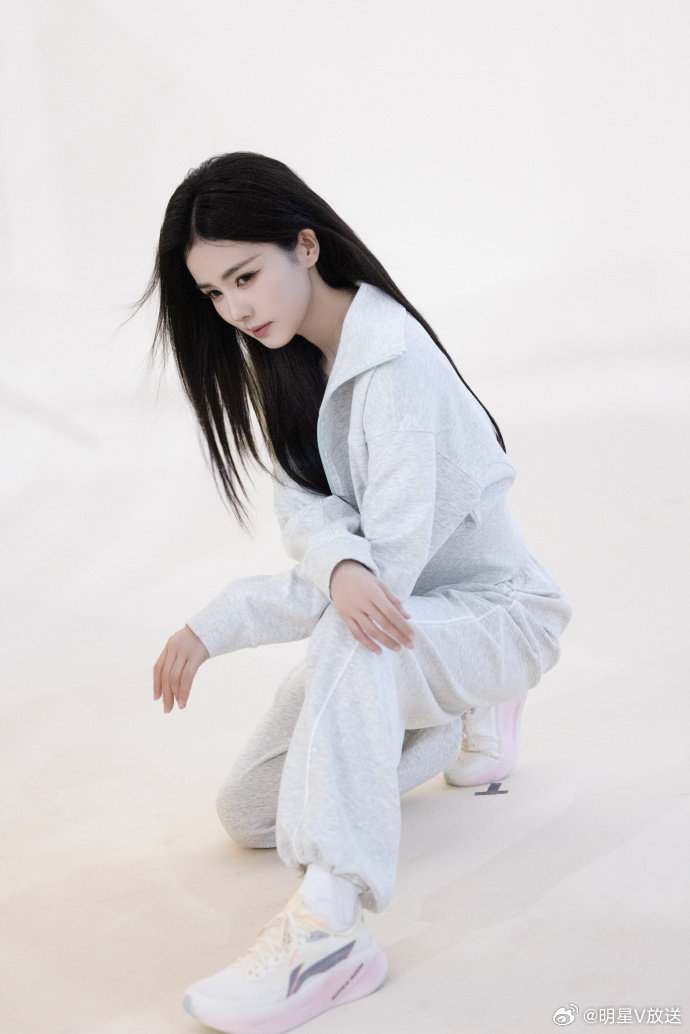 跟上白鹿新动态白鹿演绎春日运动氛围感，简约高级的灰绿配色搭配舒适版型，自在舒展间