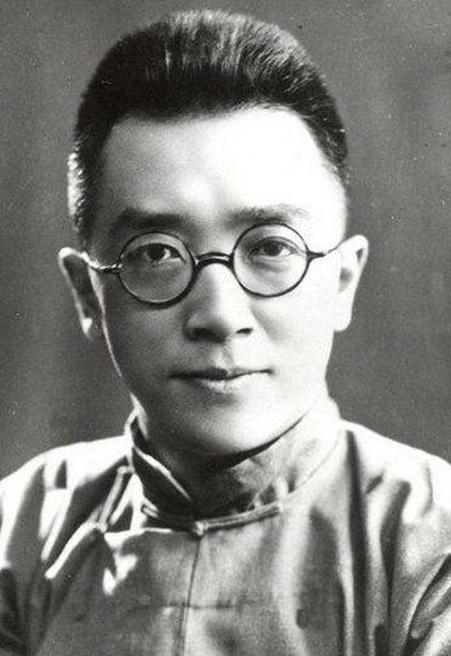 1962年，一个71岁的老头倒在了台北的酒会上，心脏病发，当场去世。清点遗产，全