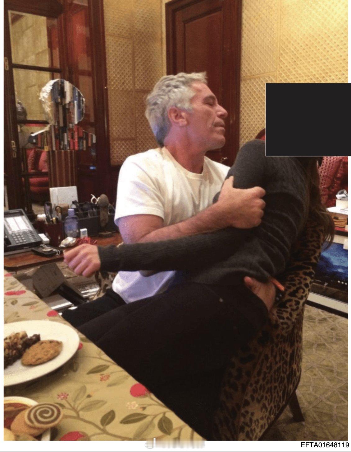 爱泼斯坦强吻一名女孩的照片，注意看照片远处他电话机旁边摆的东西。文件编号为：EF