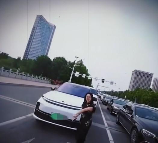 理想车女车主原谅我们了！公开道歉，希望大家不要再网暴她了！5月26日，女车主路