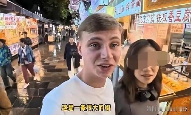 官媒躺枪，白领躺枪，留学生躺枪，劳A躺枪，却唯独没有人去指责那个英国白人！这