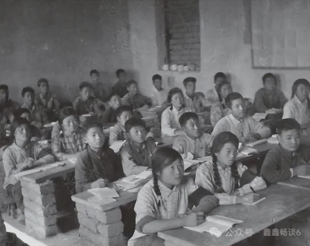 你觉得当老师有前途吗？老师是一个神圣的职业，也是入编比较容易的职业，收入可观，