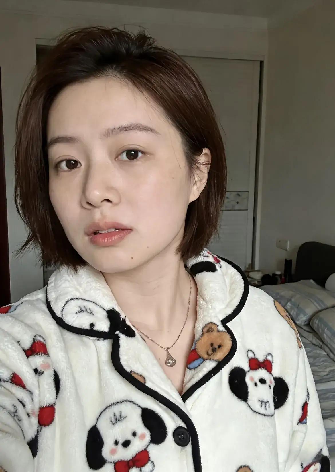 突然刷到这样的女孩，四十多岁了！素颜妆依然这么年轻漂亮，头发，皮肤，看起来只有3