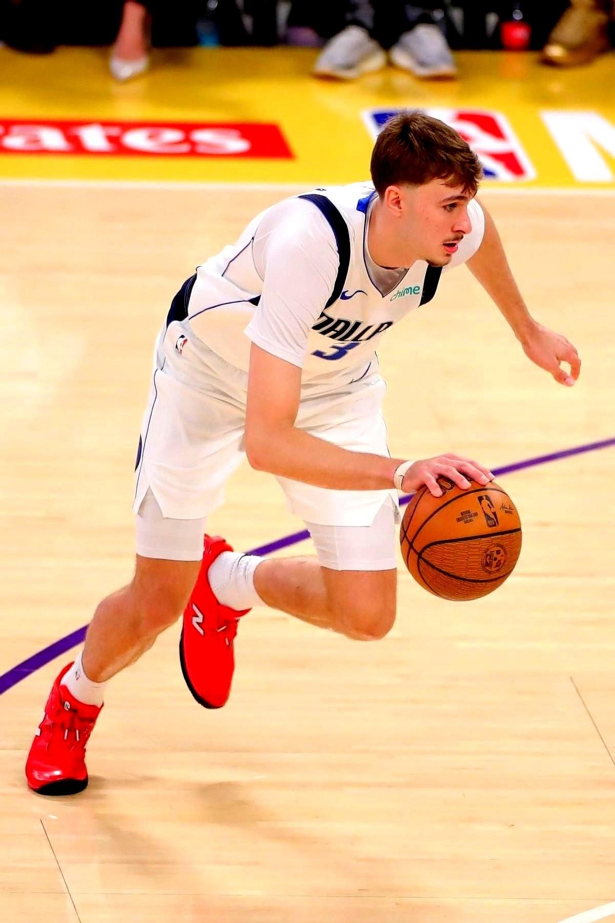 我去！弗拉格今晚直接把比赛“杀”得连悬念都没剩啊！现在网上吵翻了：有人说之前