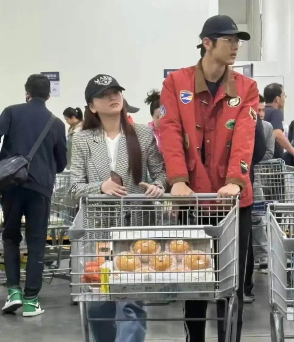 她43岁，他24岁。金莎和孙丞潇，差了一整个青春。全网都在算他们何时分手。