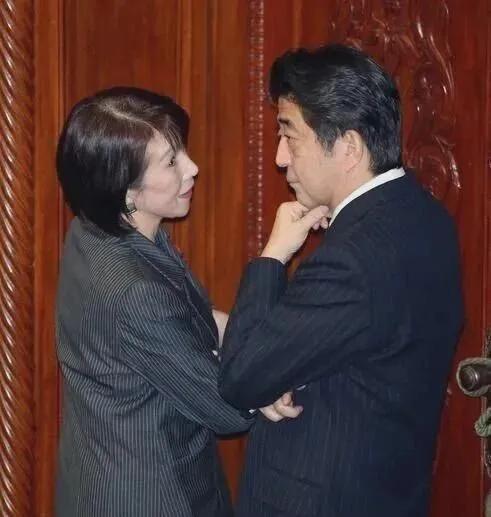 安倍晋三生命中最重要的2个女人，都放弃了生孩子，继承了他的遗产。虽然安倍晋三短