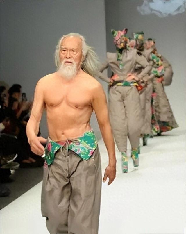 49岁北漂，79岁爆红，82岁国模，85岁开飞机，这老头不是等闲之辈79岁裸