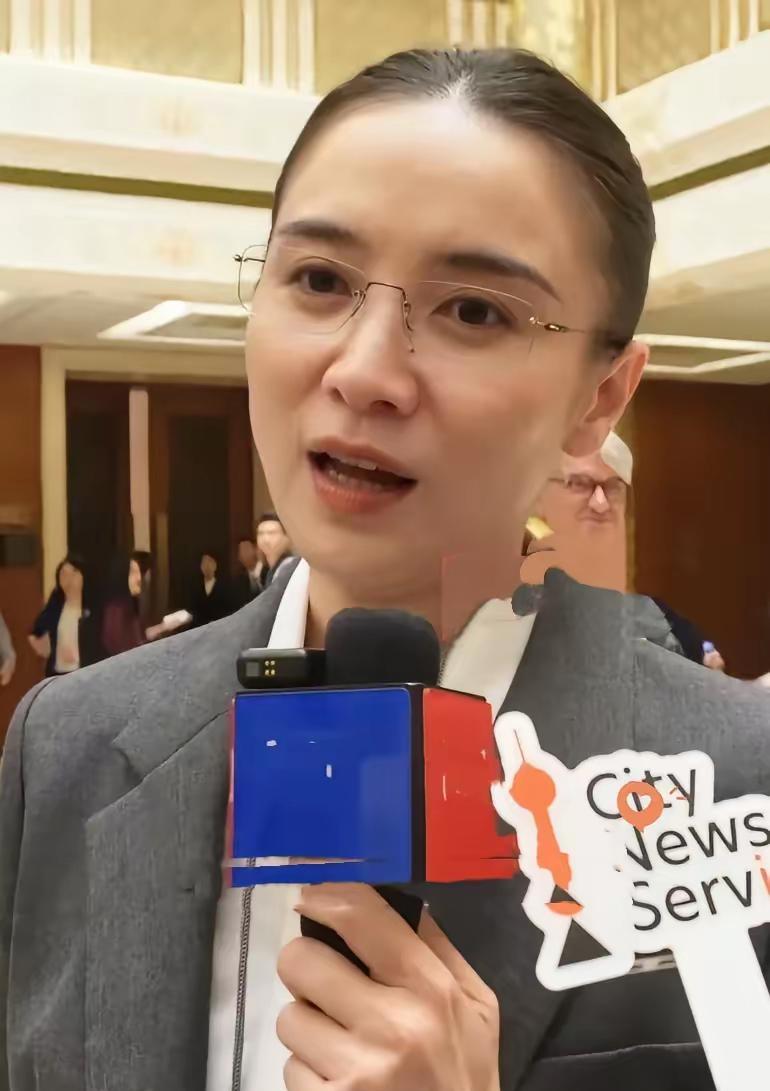 一觉醒来，我发现宋佳又上热搜了，关键是宋佳下了舞台之后，真的一点也不像一个明