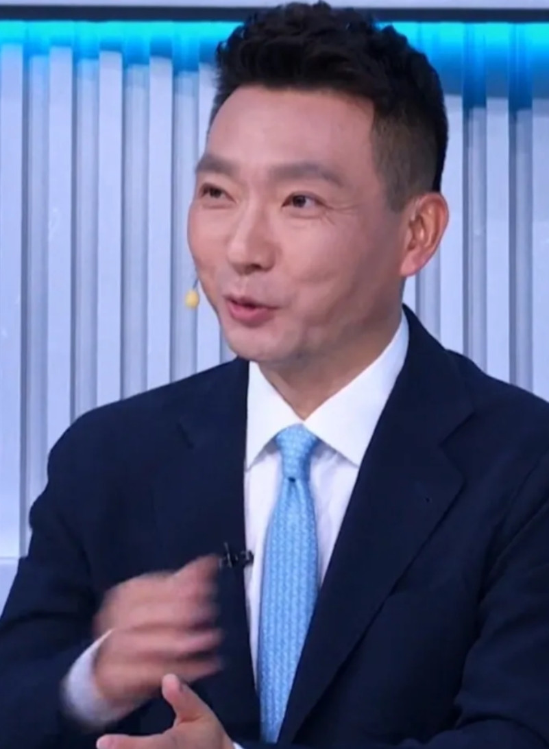 2025央视主持人大赛第三场如约而至，大赛主持人也由邹韵换成了王宁。参加比赛的十
