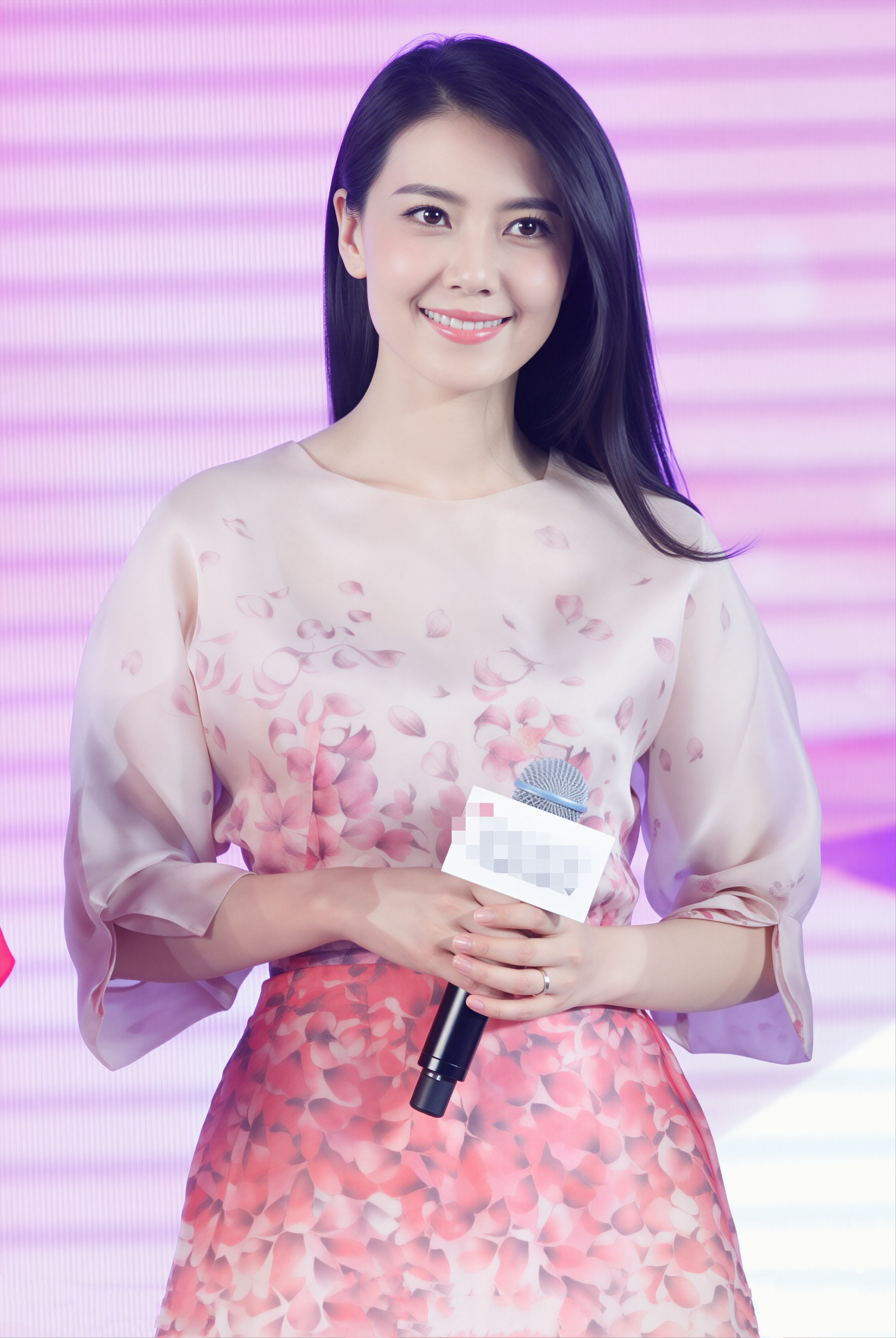 高圆圆眉眼弯弯，笑里藏着最温柔的东方力量，粉花裙衬得整个人像从春日诗画里走出来