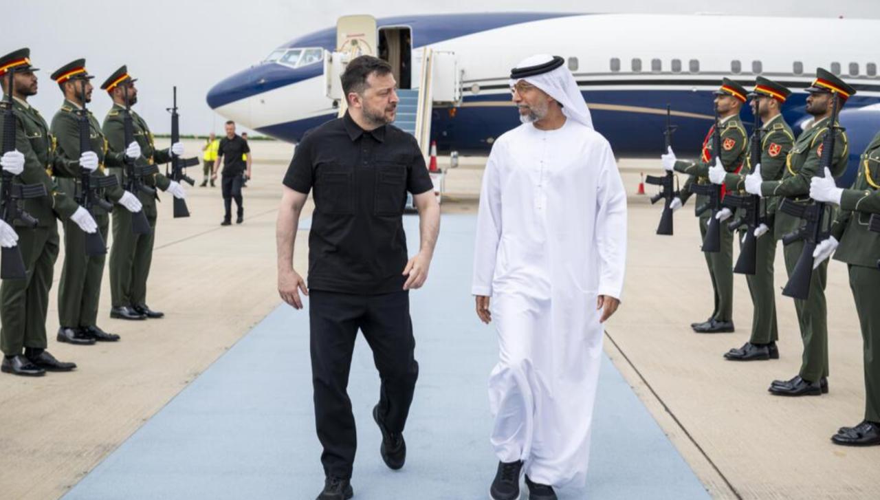 泽连斯基跑去了阿联酋和卡塔尔，乌克兰打了四年仗，居然还有能力向提供外军事援助。