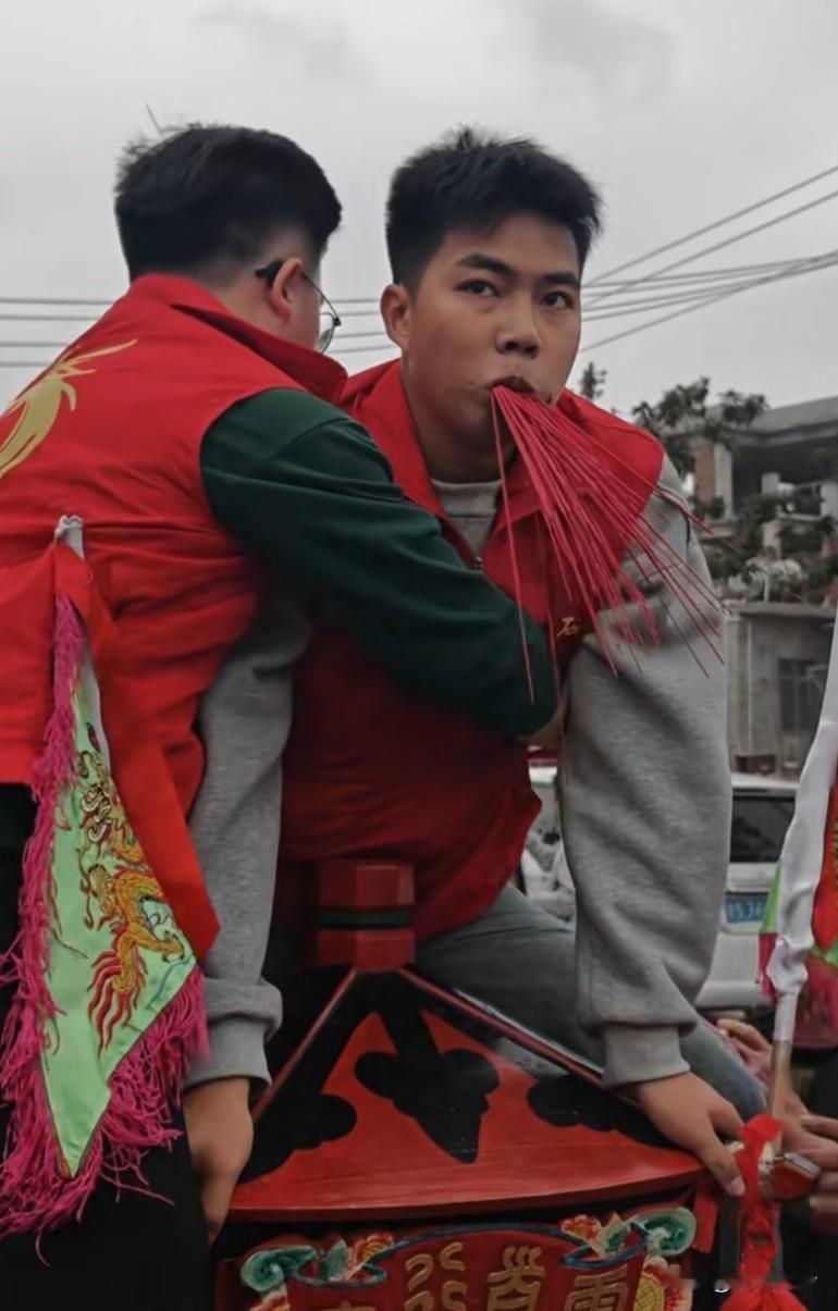 去年他上童身，太难受了自己退不下来，还是妈祖帮的他，今年还要冲下去打小妈祖的爸爸