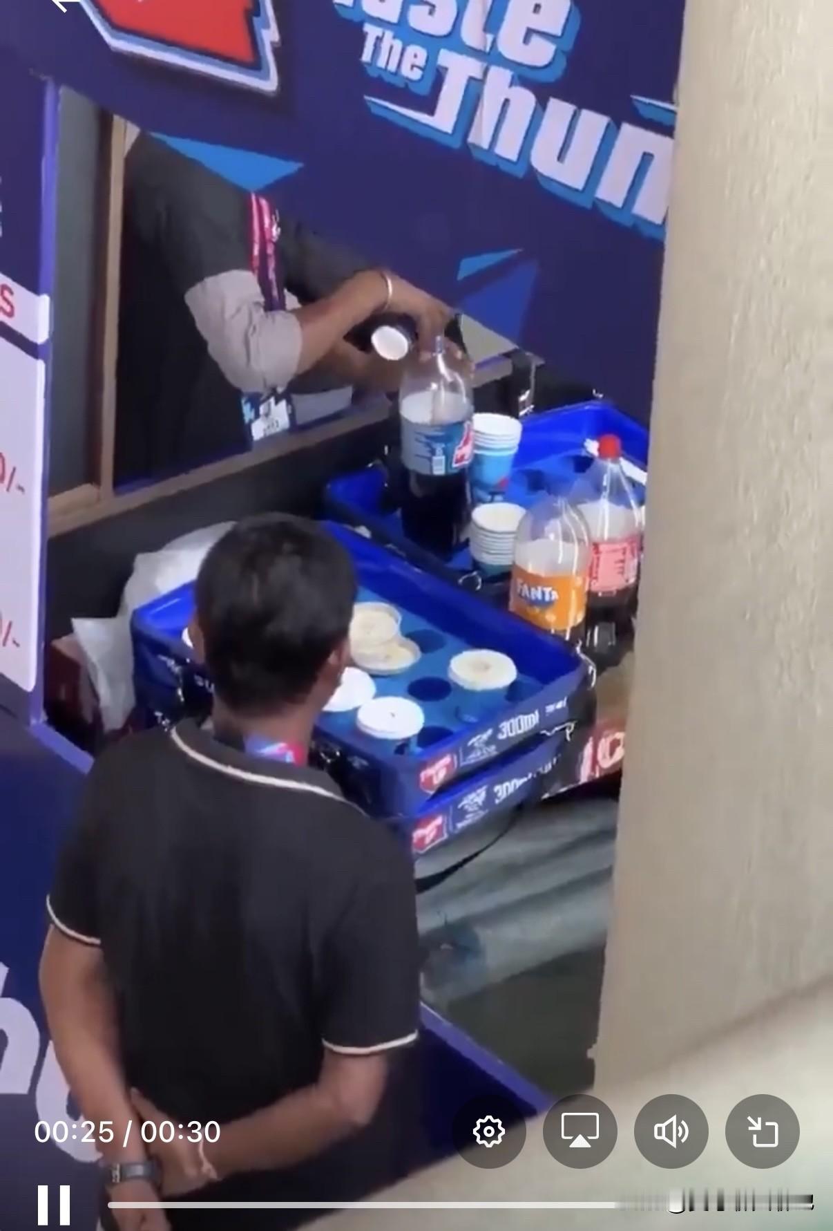 根据多家新闻报道，这段来自印度阿伦·贾伊特利体育场的视频实在令人震惊。来自世界各