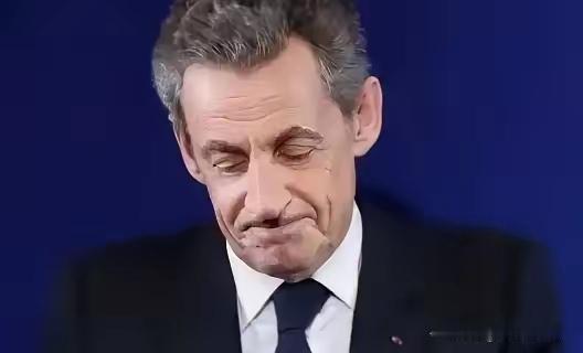 2007年法国总统大选,萨科齐上演了一出“拿人钱财反咬人”的戏码。据法国司法调查