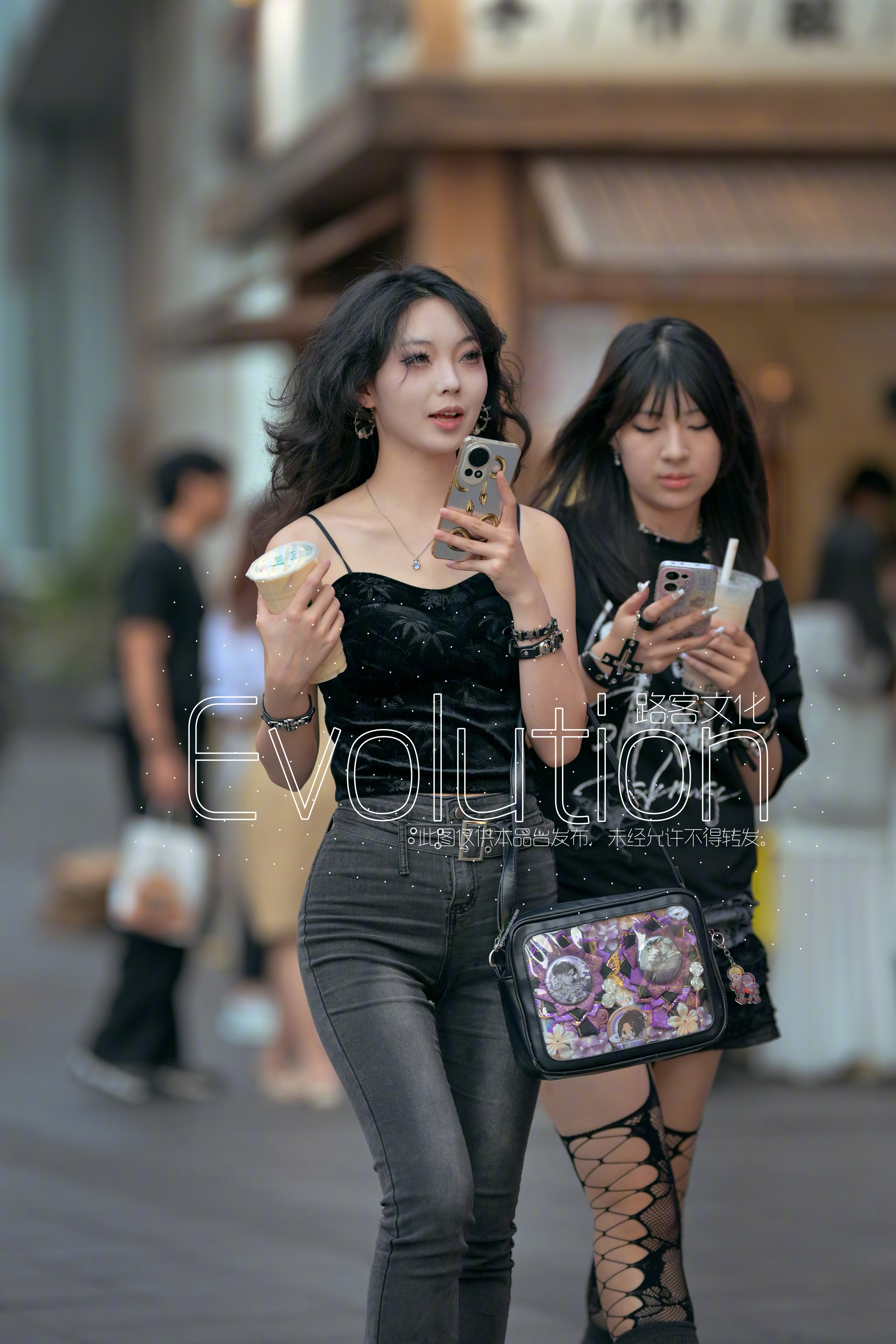 两个小姐姐都酷酷的​​​