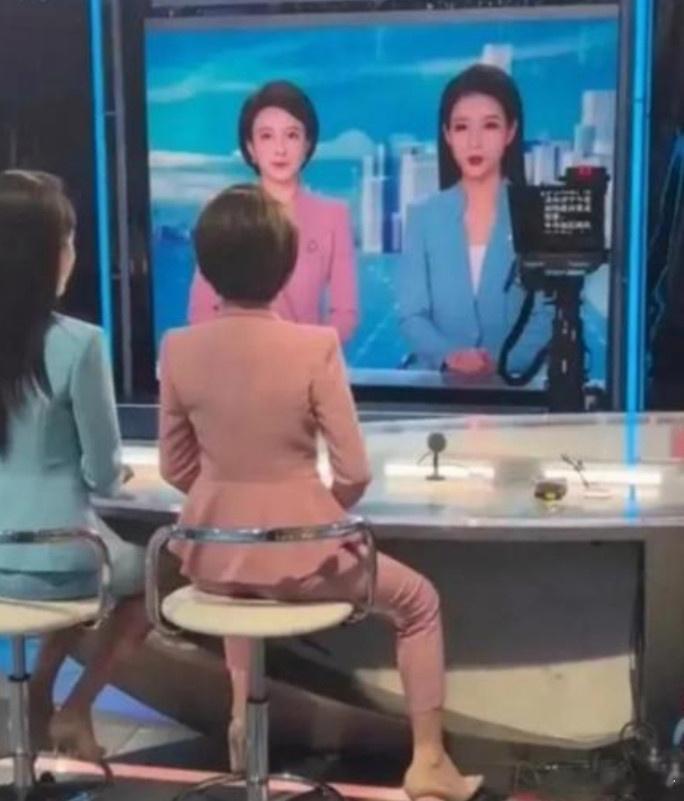 原来主持人都是这样翻提词器的啊。。。。