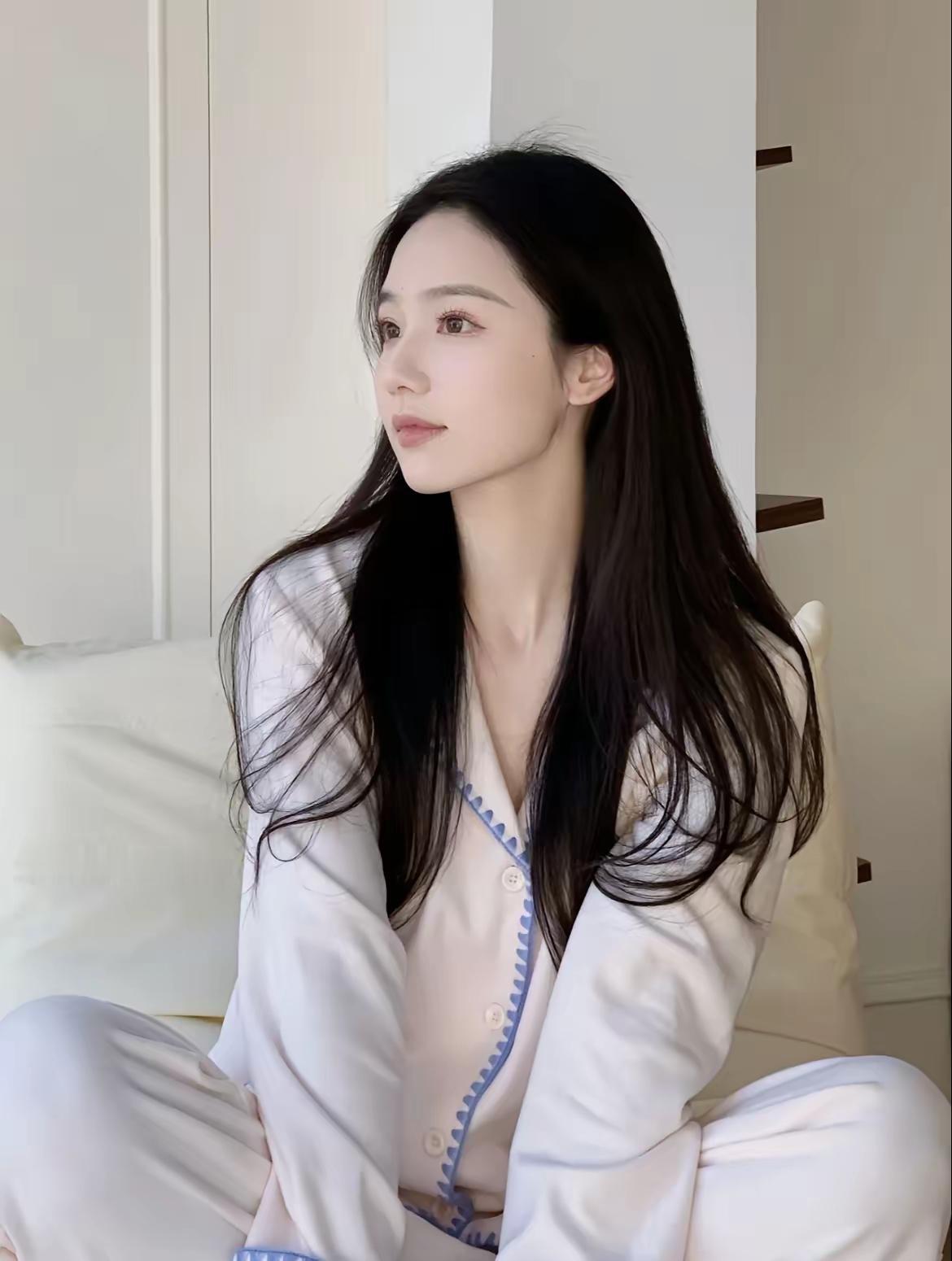 温柔少女，静坐沉思，岁月静好
