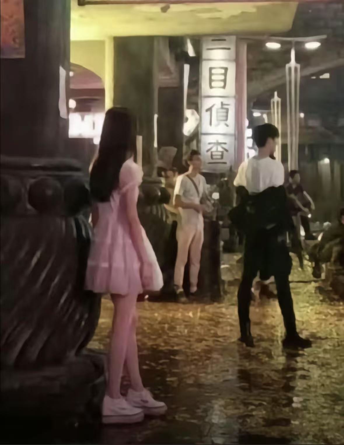 一张很好代的小白花背影（陈都灵✨​​​