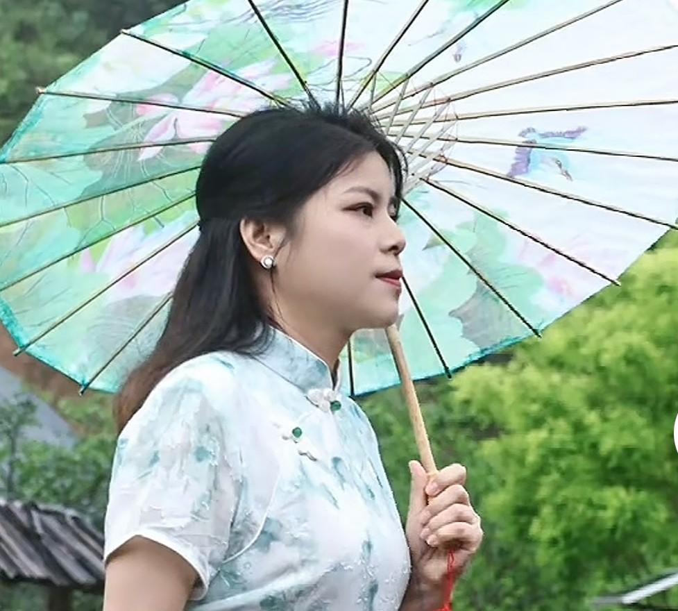 黑子说姚家妞妞之前是摆地摊的，吐槽因这件事的热度而赚的盆满钵满。我看了妞妞的每