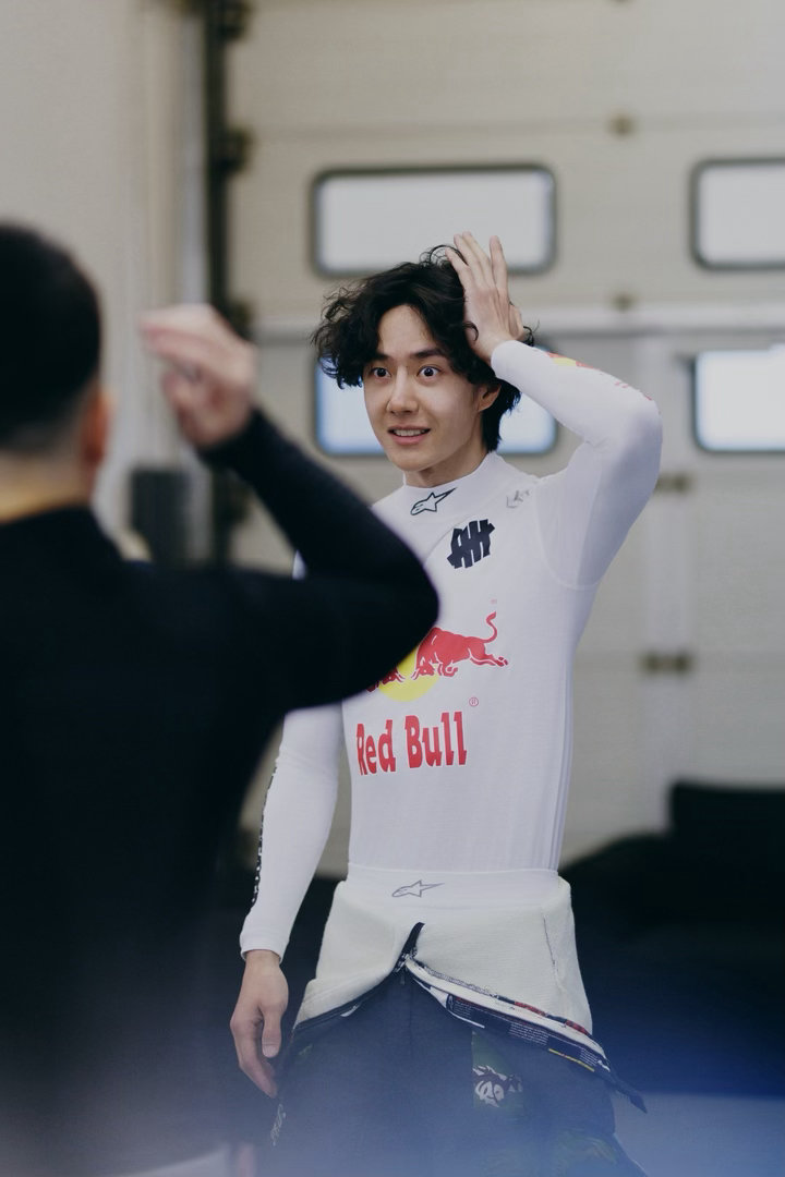 王一博当拽萌小狼遇上赛道王者王一博打破常规不被定义王一博，当拽萌小狼遇上赛道王