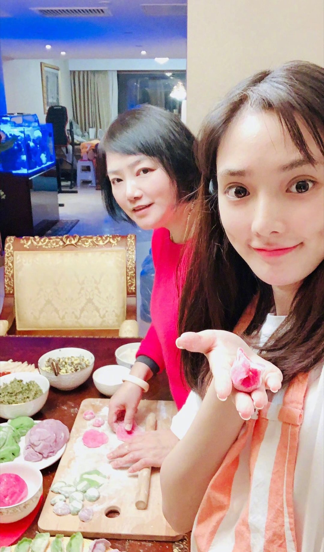 彭小苒家的颜值是按顶配标准来的吧，她和爸妈的旧照真的颜值都很在线啊，爸爸不仅陪