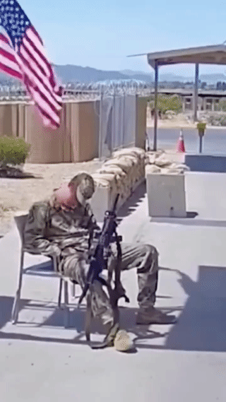 这个视频是AI合成的？还是真的？按理说士兵手上拿的步枪不可能不上保险吧！怎么