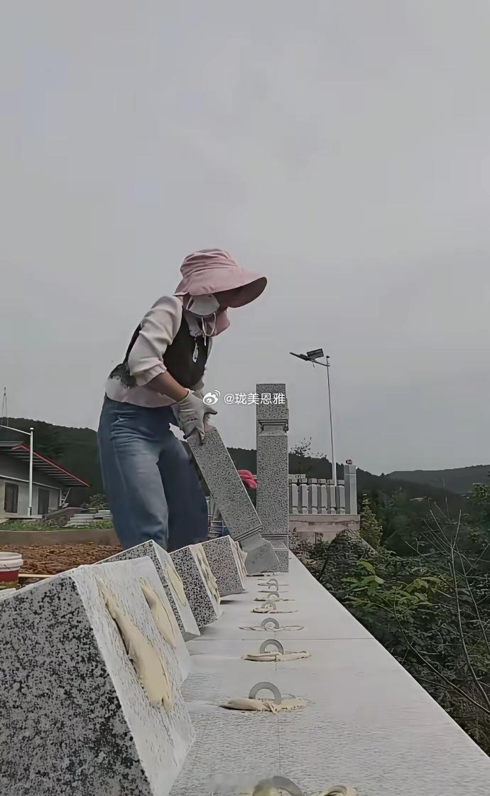 出去玩真不能靠这种护栏，竟然是直接粘上的[笑着哭]​​​