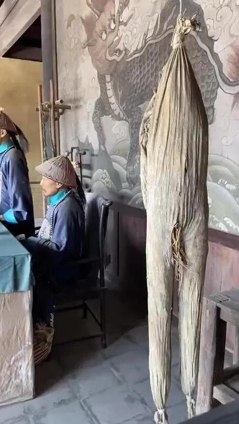 我认为刚开始是一种反腐震慑，是朱元璋的极端吏治手段。朱元璋出身底层，对官吏贪腐深