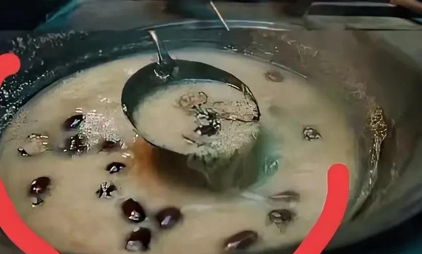《生万物》费左氏这个镜头，完美呼应了绣绣之前的一句话。费左氏以一碗毒粥，毒杀了