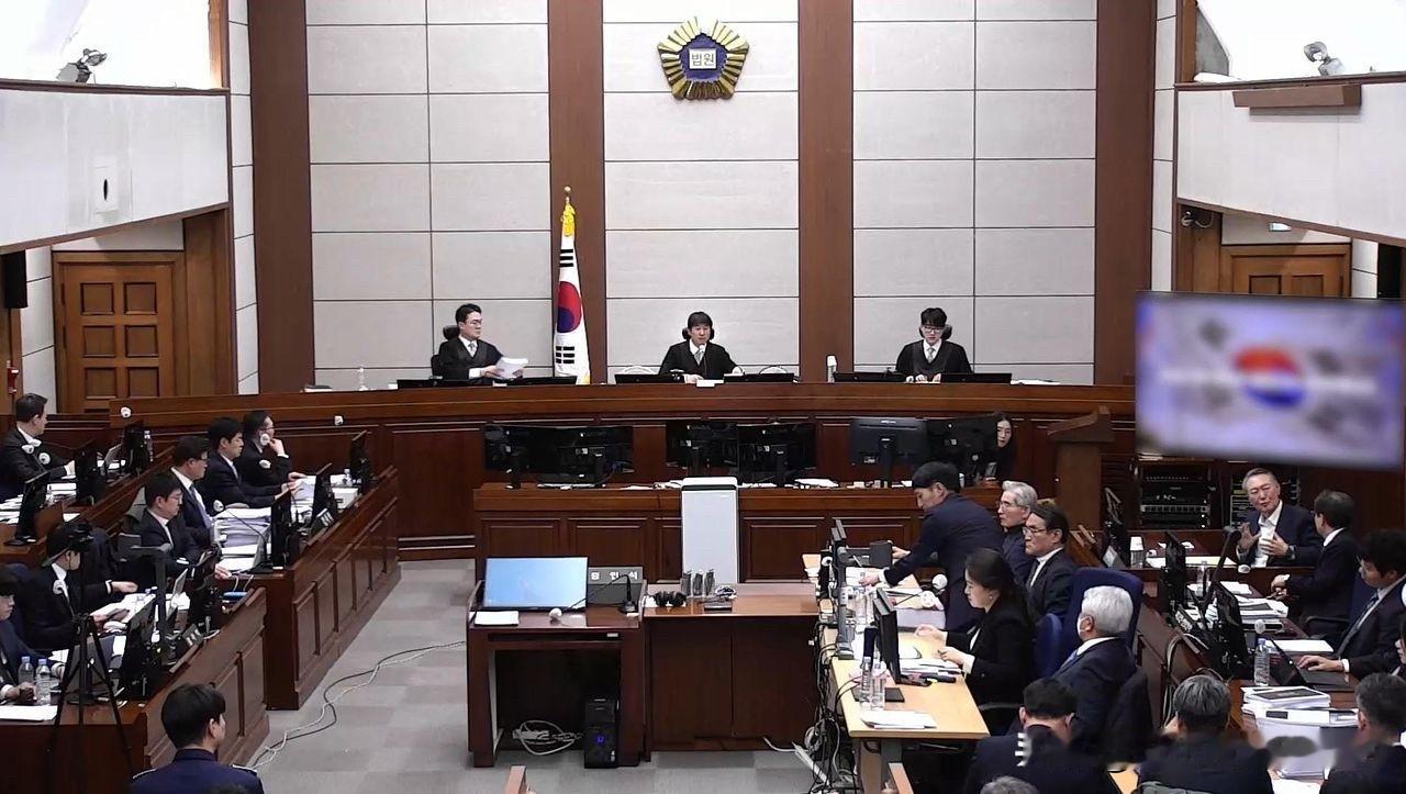 21日韩媒报道，韩国首尔中央地方法院刑事25部审判长池贵渊通知前总统尹锡悦内乱首