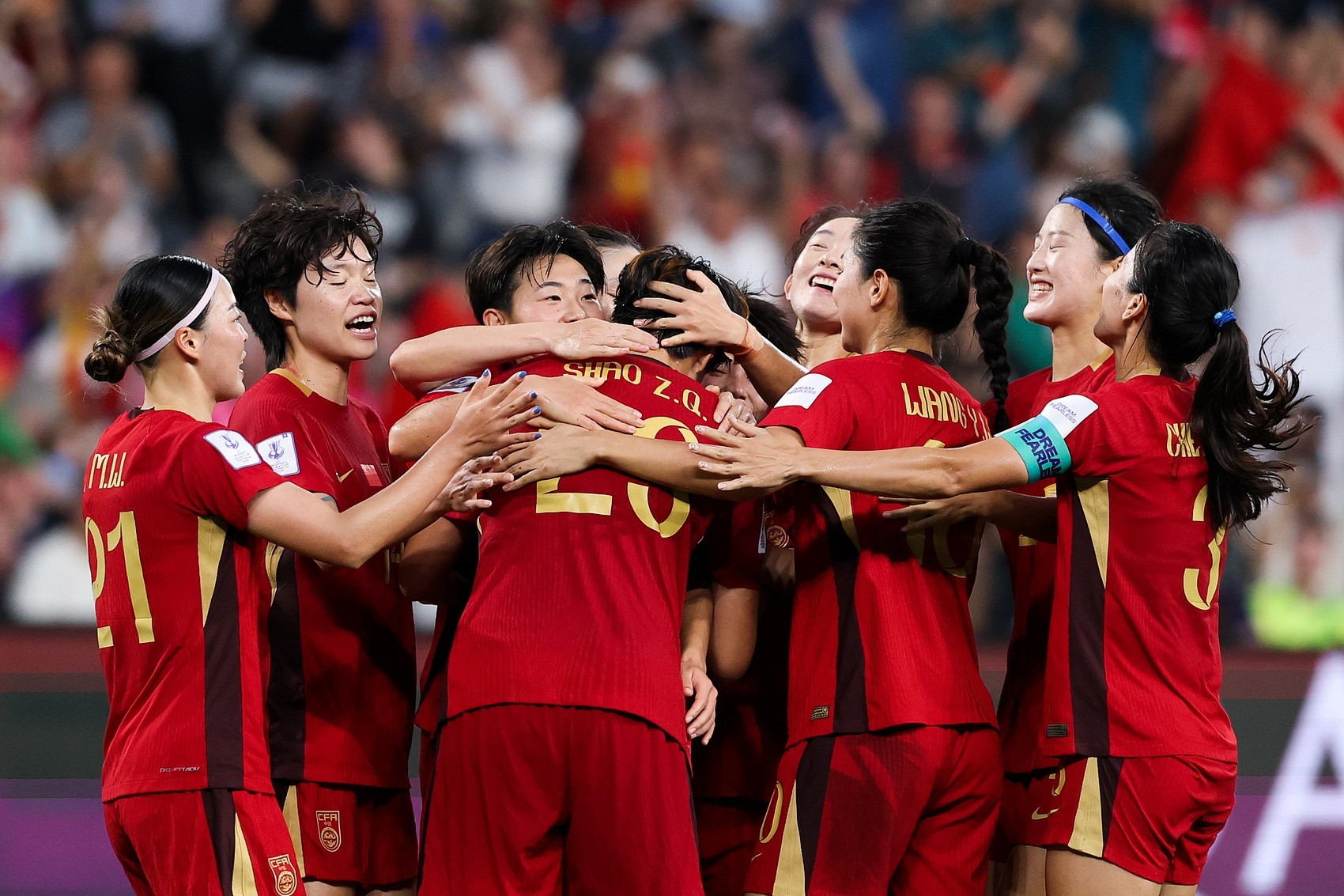 #中国女足世界排名升至16位#FIFA更新世界女足排名，中国女足上升一位，排名