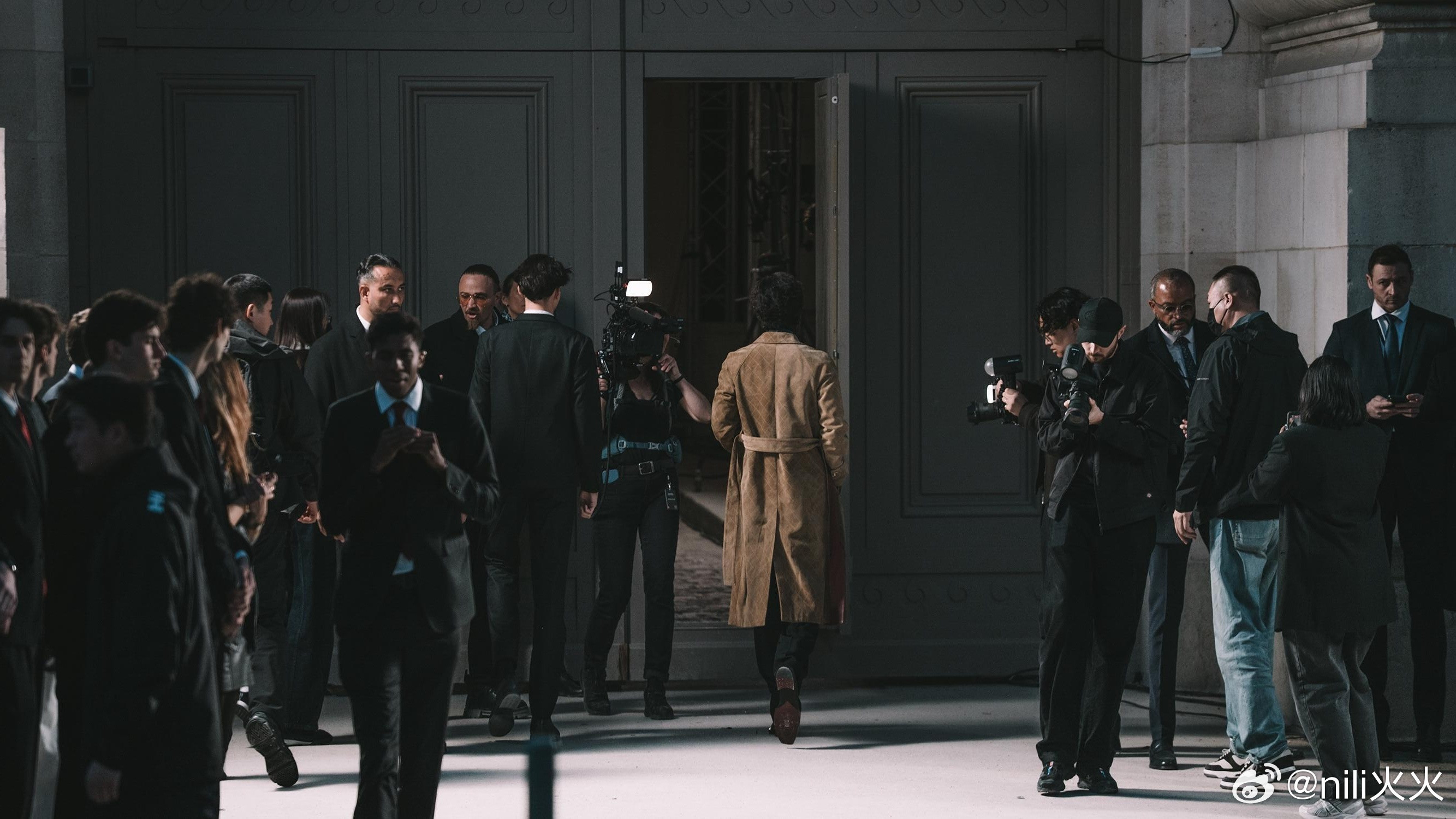 巨星驾到！摄影师拍的王一博，氛围感绝了王一博近一年的变化王一博这张好像bjd香奈