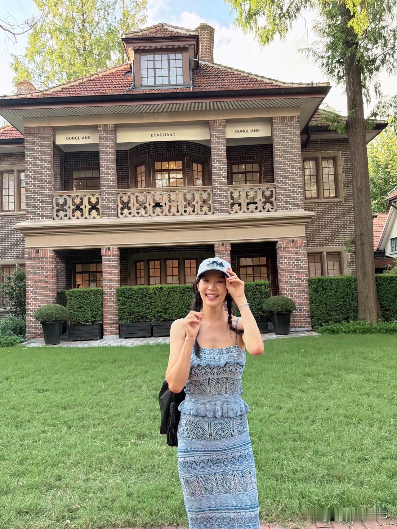 近日，演员韩智慧在个人Instagram上传了多张照片。照片中，韩智慧现身精品店