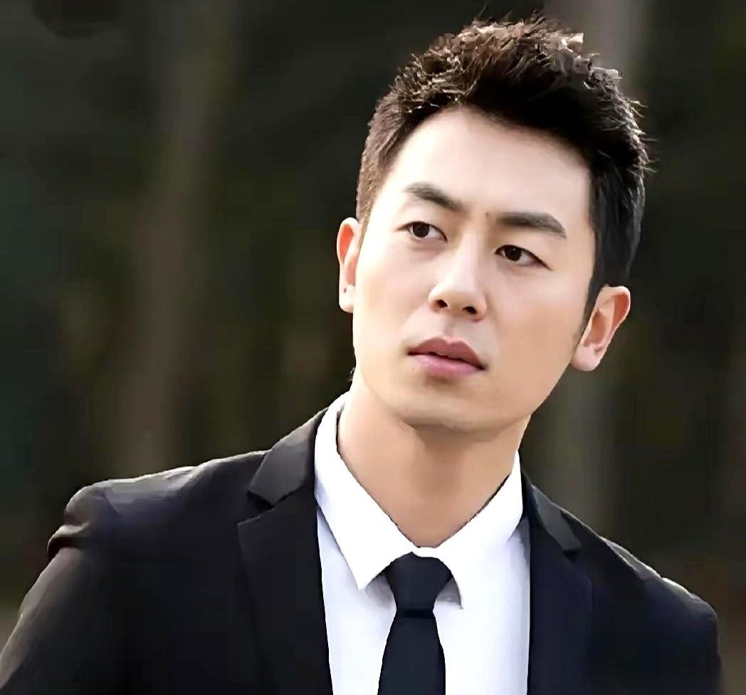 你说这事儿逗不逗，朱亚文能演成朱传武，居然是陪着当时的女朋友去送资料。他自个儿