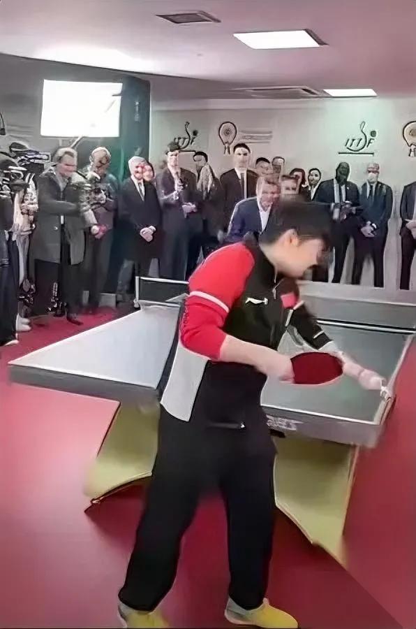 马克龙追着喊“莎莎”太拼了！到底啥魅力让总统变迷弟？看奥运冠军孙颖莎的勾