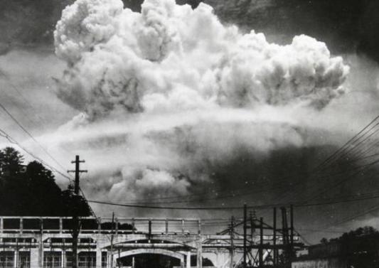 1945年8月9日早上，博古等人忽然接到了来自毛主席的电话，电话中毛主席显得非常